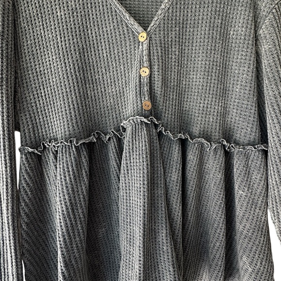 NWOT | GRAY LONG SLEEVE WAFFLE KNIT BABYDOLL TOP BUTTON FRONT V-NECK | SMALL - Picture 4 of 10